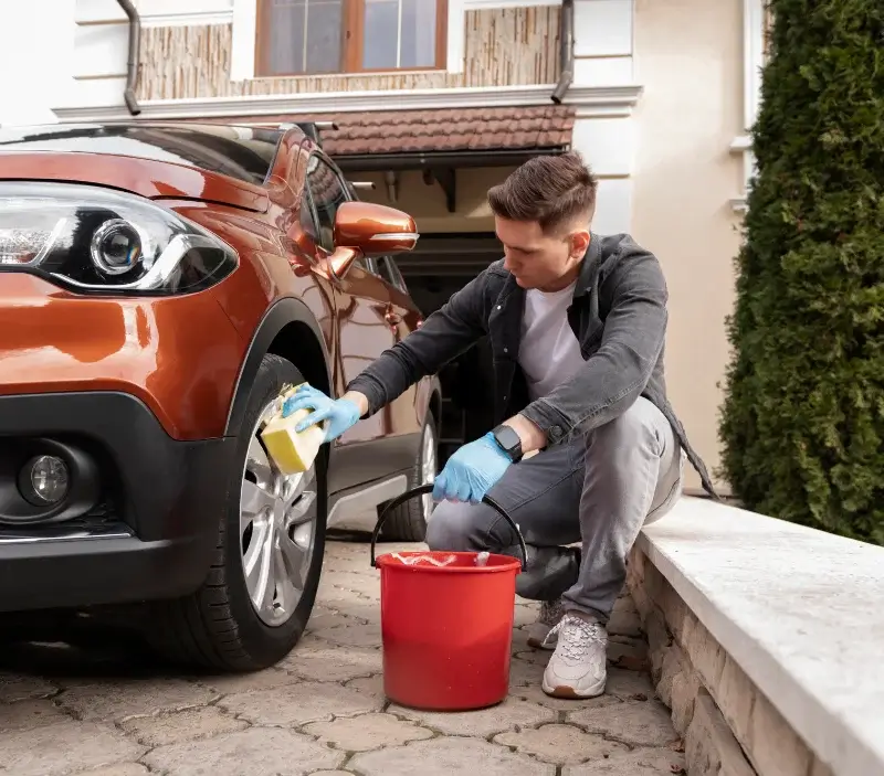 Lavage auto à domicile Lalizolle : professionnel intervenant sur un véhicule